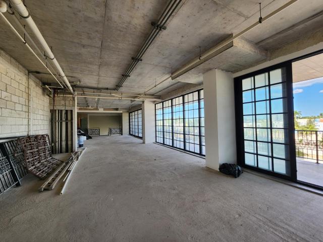 Renta de Local Comercial en Torre Departamental Planta alta en Altabrisa