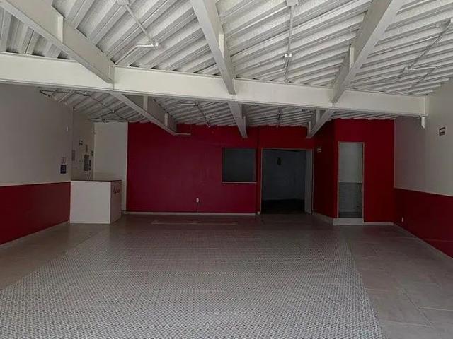 RENTA DE LOCAL DE 130 METROS EN PLAZA SANTA MONICA PLANTA ALTA