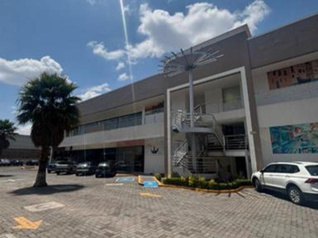 RENTA DE LOCAL EN PLAZA VENECIA EN SANTA CRUZ METEPEC