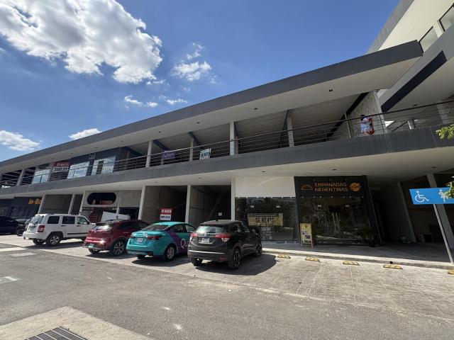 Renta de Local en Plaza Comercial en Planta alta
