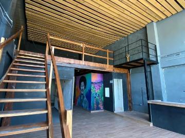 Rento Local sobre Av colegios de 120m2 con Mezzanine listo para restaurante bar en Planta baja