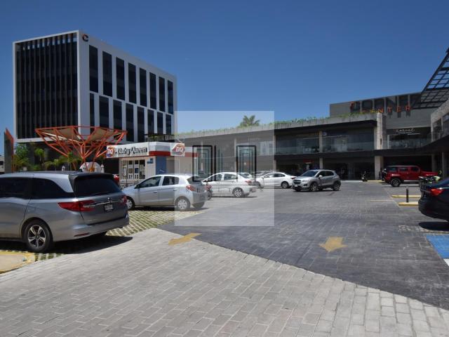Renta de Local Planta Baja en Corner Center