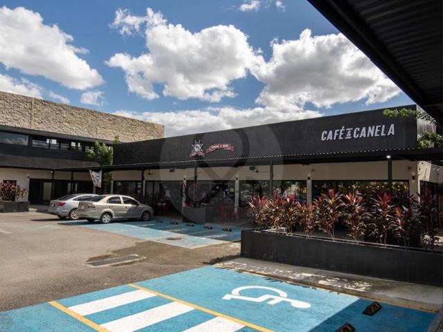 Renta de amplio local con 425 m2 en Caucel