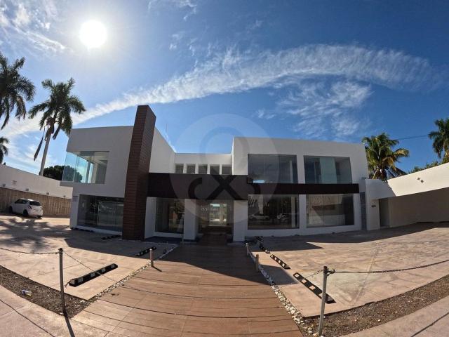 Renta de Casa Sobre Av Villas la Hacienda de 1,345 m2 ideal para Empresas o Coworking