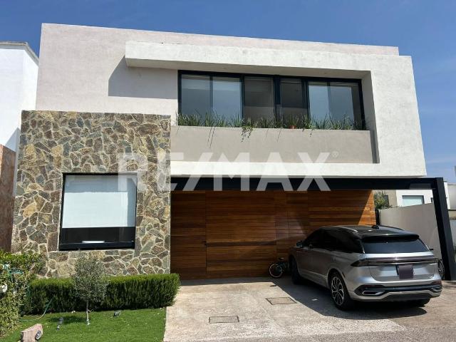 RENTA DE RESIDENCIA DE AUTOR EN EXCLUSIVO CONDOMINIO EN JURICA