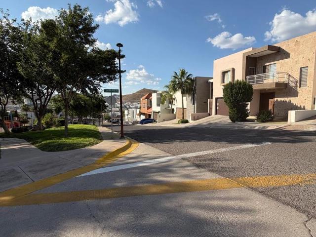 RENTA DE RESIDENCIA EN ZONA CANTERAS FRENTE A PARQUE SIN AMUEBLAR