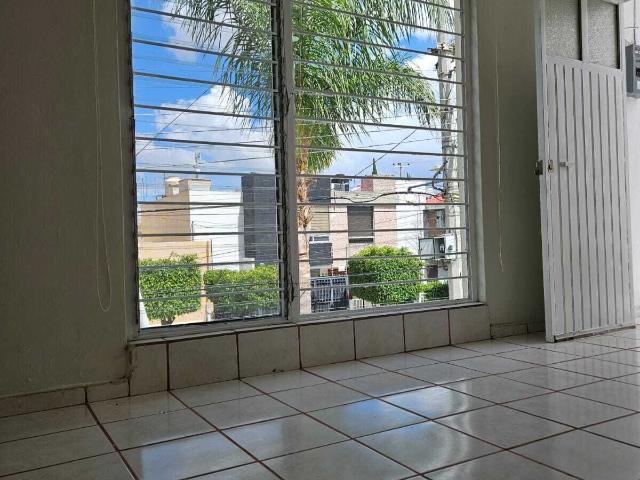 Renta departamento en colonia Lomas Altas