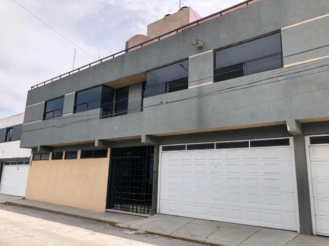 Renta Departamento en Bugambilias, Puebla – Ideal Oficina o Consultorio Médico, con estacionamiento