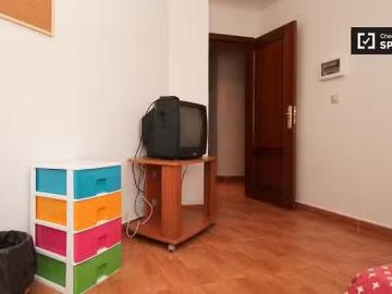 Barato Gran habitación en piso compartido en Granada City Center