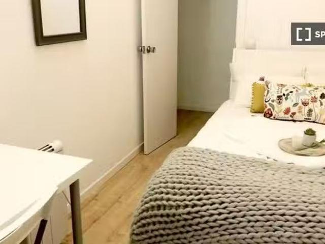 ¡Renta! Gran habitación en piso compartido en Puerta del Sol.