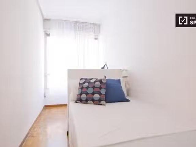 Encantador Habitación ordenada en un apartamento de 6 dormitor.