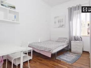 Barato Habitación amueblada en un apartamento de 4 dormitorios.