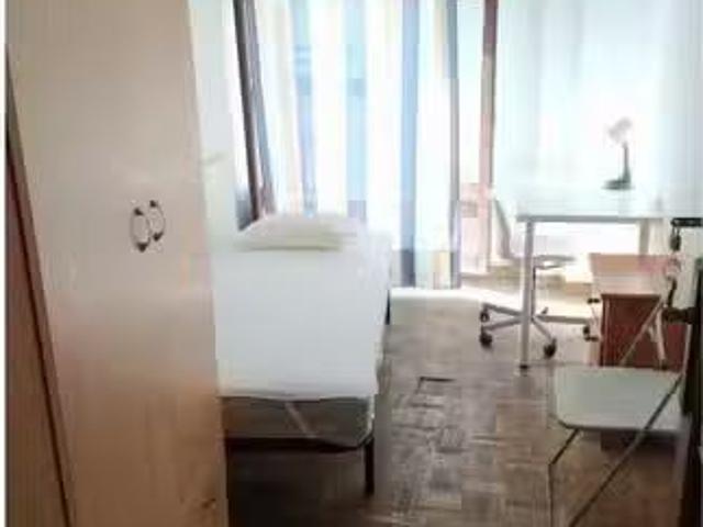 Encantador Habitación decorada en un apartamento de 5 dormitor.