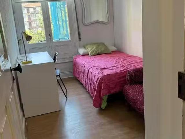 Encantador Habitación en Naxa Kalea, Ibaiondo