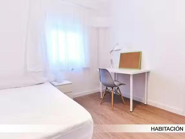 ¡Recién llegado! Habitación en Avenida Sánchez Pizjuan, La Pal.