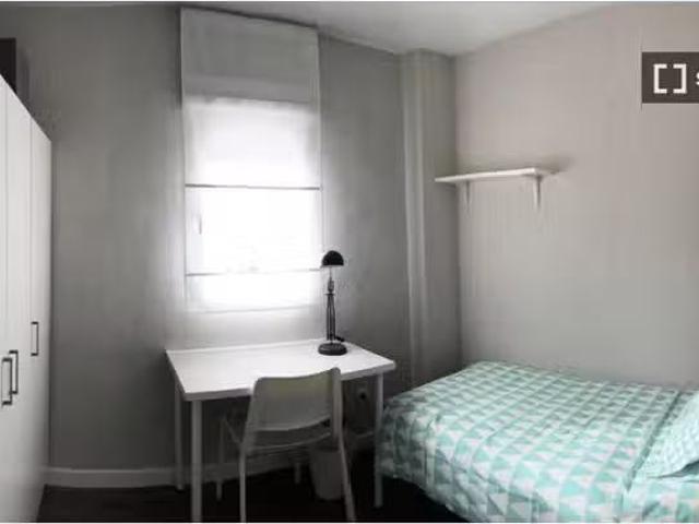 Único Habitación en alquiler en apartamento de 3 dormitorios e.