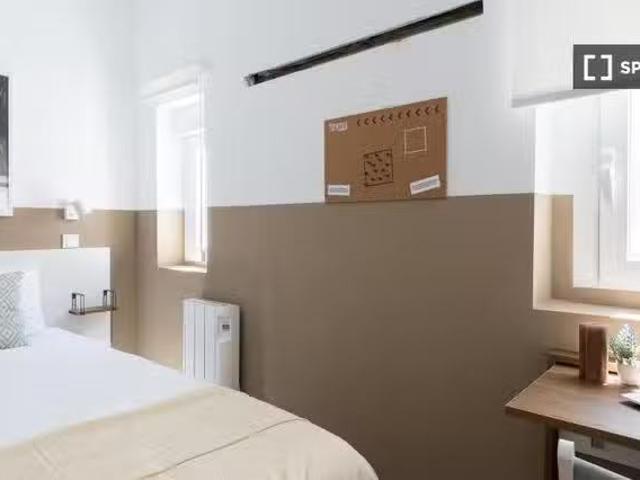 Acogedor Habitación en alquiler en apartamento de 3 dormitorio.