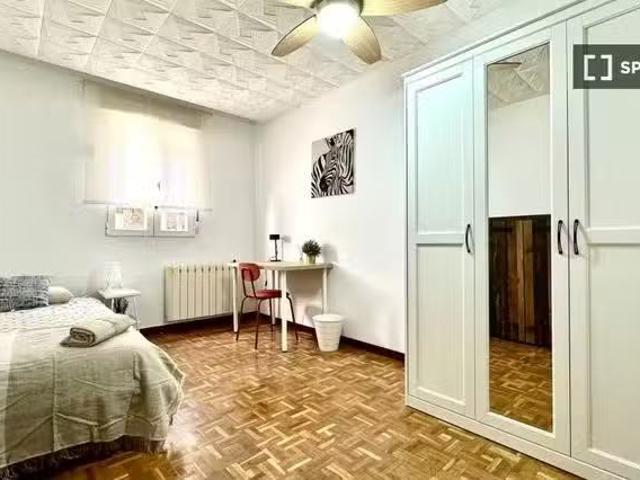 Encantador Habitación en apartamento compartido de 3 habitacio.