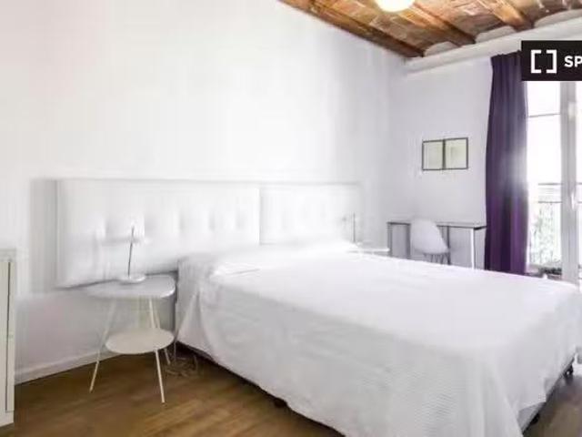 Barato Habitación en apartamento de 3 dormitorios en El Raval.