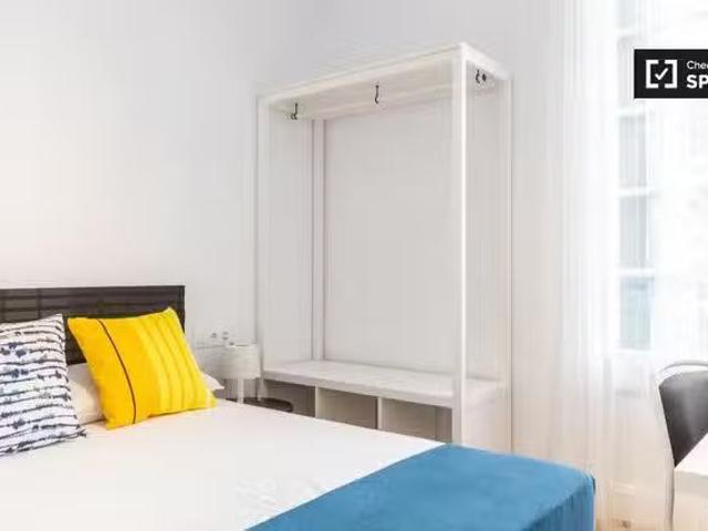 ¡Recién llegado! Habitación en apartamento de 5 dormitorios en.