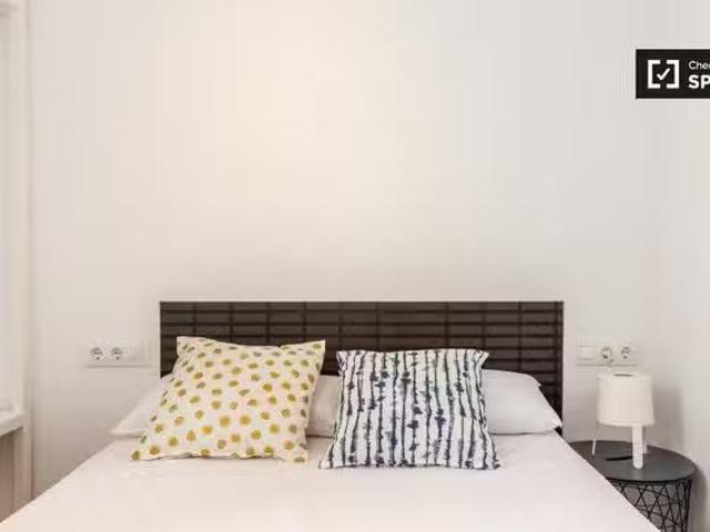 ¡Oferta! Habitación en apartamento de 5 dormitorios en L'Hospi.