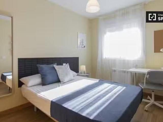 Acogedor Habitación en apartamento de 5 dormitorios en Puerta.