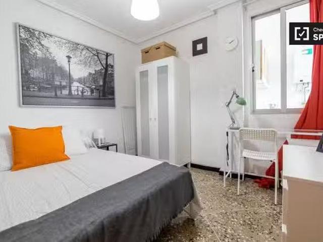 ¡Recién llegado! Habitación en apartamento de 5 dormitorios en.