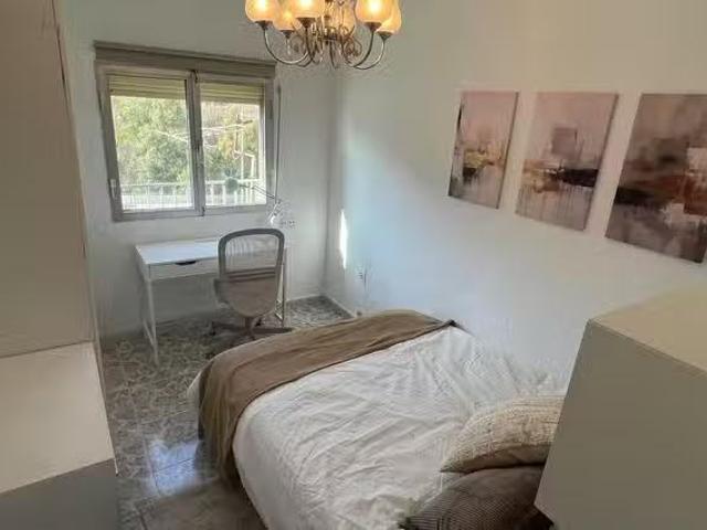 Barato Habitación en Calle Miraorquídeas, Parque Victoria Euge.