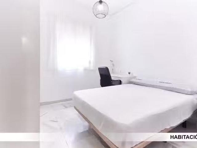 Bonito Habitación en Calle Carlos Brujes