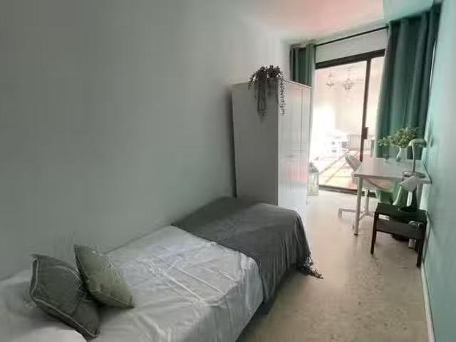 Único Habitación en Calle Ciudad de Ronda, El Prado Parque de.