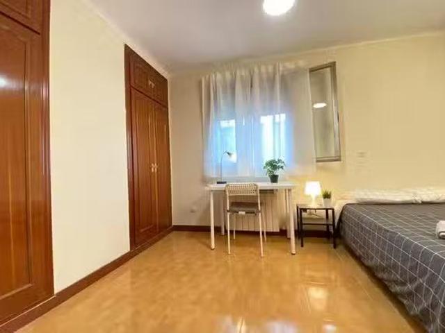 Barato Habitación en Calle de Pico de Alba, Palomeras Bajas