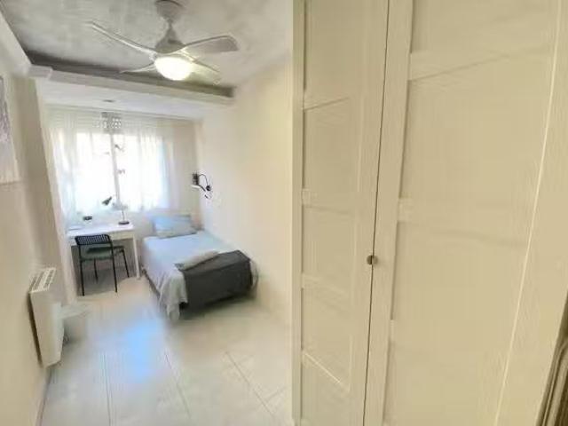 Encantador Habitación en Calle de Valderrobres, Canillejas