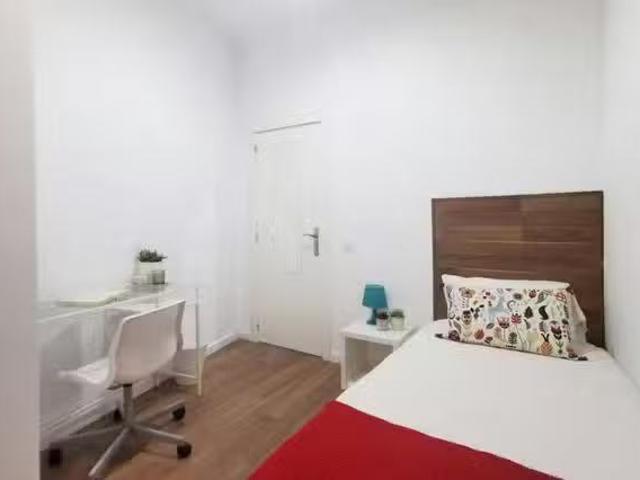 Encantador Habitación en Calle de Valencia, Embajadores