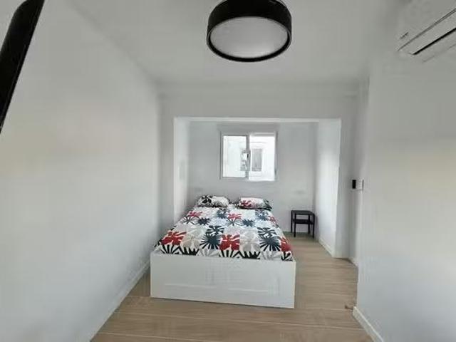 Acogedor Habitación en Calle Jaime Segarra, Carolinas Altas