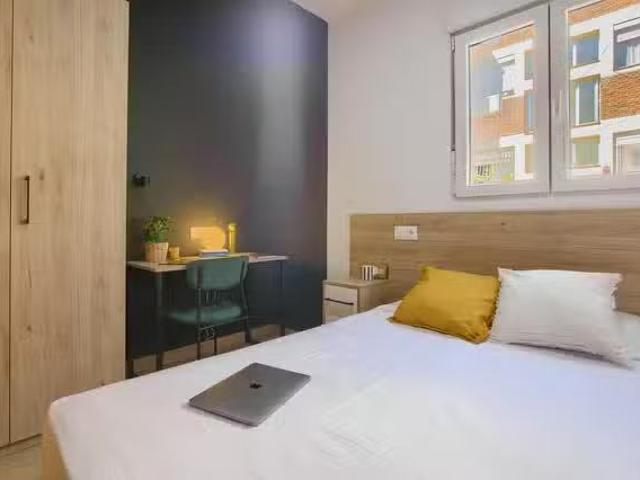 Encantador Habitación en Calle Porthos, Latina