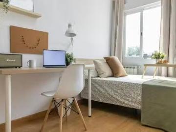 Bonito Habitación en Calle Santa Eva, Villaverde