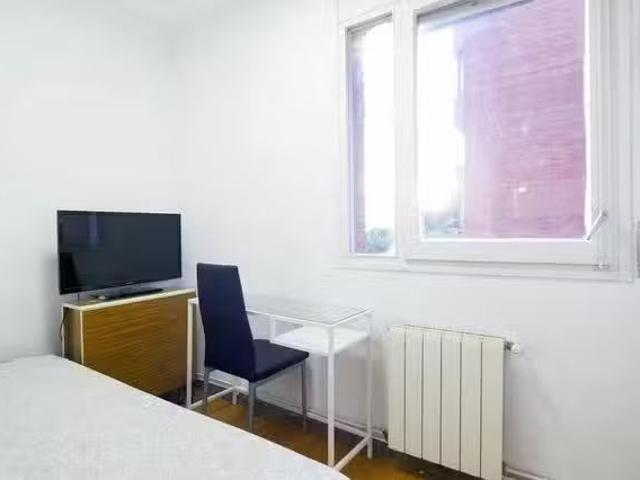 ¡Oferta! Habitación en Carrer d'Albert Llanas, La Salut