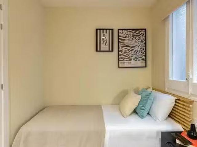 ¡Recién llegado! Habitación en Carrer de Còrsega