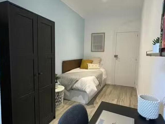¡Recién llegado! Habitación en Carrer de la Creu Coberta, Host.