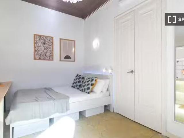 Encantador Habitación en piso compartido de 8 habitaciones, Sa.