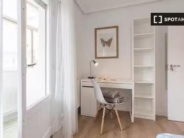 ¡Oferta! Habitación en piso compartido en Bilbao con balcón pr.