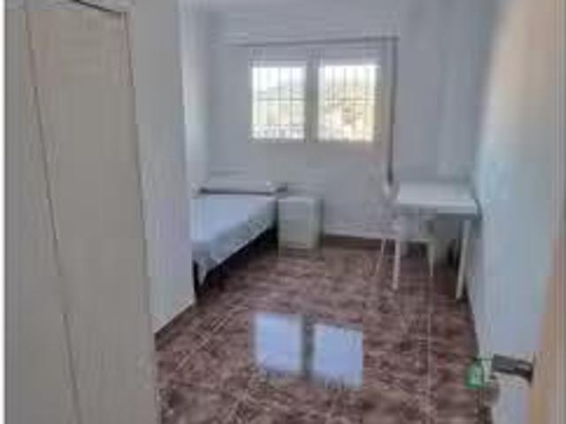 Único Habitación en piso de 6 habitaciones en alquiler en Cart.