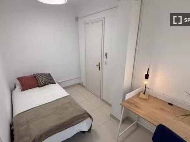 Barato Habitación en un apartamento compartido de 9 habitacion.