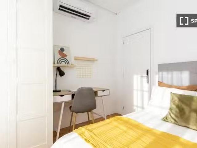 Nuevo Habitación en un piso compartido, Embajadores