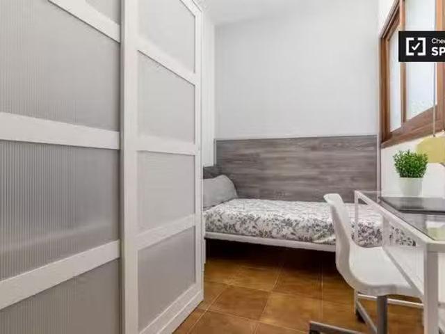 ¡Recién llegado! Habitación interior en apartamento de 7 dormi.