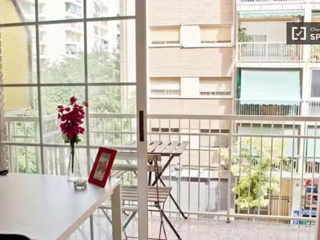 Encantador Habitación interior en piso compartido en Algiros.