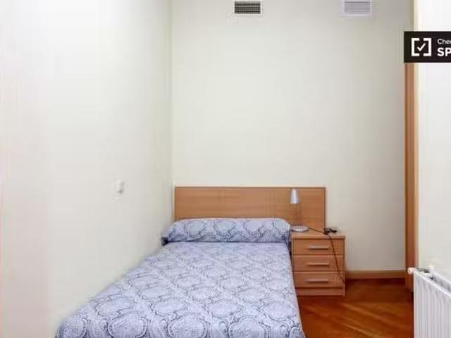 Acogedor Habitación íntima en apartamento de 12 habitaciones e.