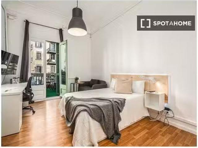 ¡En alquiler! Habitación luminosa en apartamento de 7 dormitor.