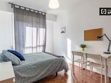 Acogedor Habitación soleada en apartamento de 5 dormitorios en.