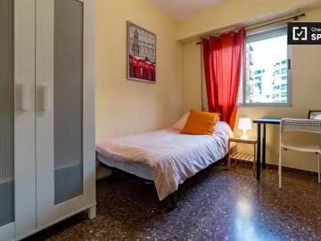 Nuevo Habitación soleada en apartamento de 5 dormitorios en Al.